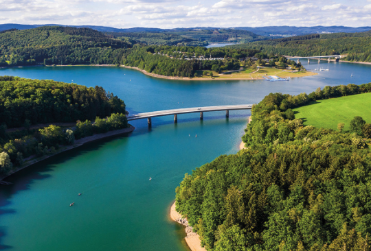 de natuur met bossen en meren in het sauerland is schitterend!